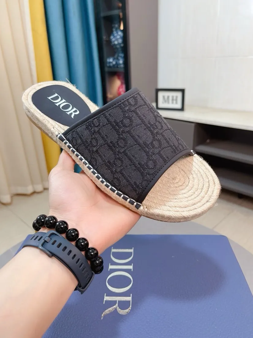 Men's men's shoes💰320🌸🌸High-end version. DIOR💁Men's slippers, high-end and upscale [strong][strong], compare quality at counters. The upper is hand-drawn, a combination of native hemp and raw rubber sole [strong][strong], breathable and non-slip outsole [rose][rose], breathable and comfortable lambskin lining, density 100% comfortable [gift][gift], original wear-resistant code number 38-44. Can be customized 45-46-47